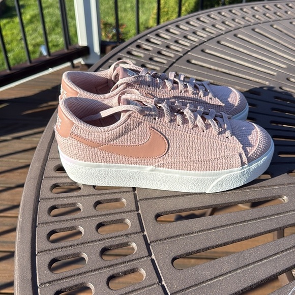 WOMEN'S NIKE BLAZER LOW PLATFORM ESS PINK OXFORD SNEAKERS SZ 9 - Picture 8 of 9